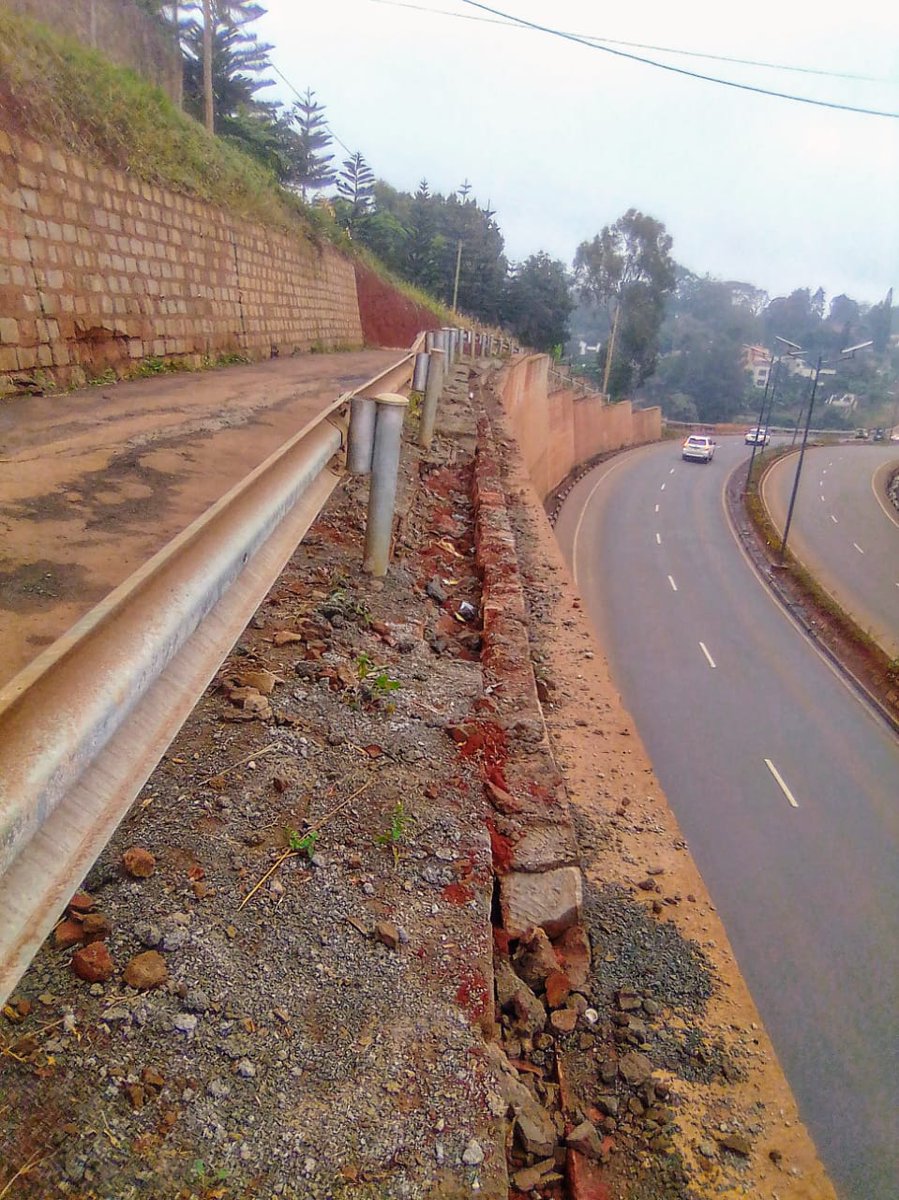 Even solid poured cement retaining walls risk collapse if enough water is behind it.  @KURAroads,  @KeNHAKenya, and  @TransportKE engineers know this too.. these photos show they do. They started fixing the threat of erosion behind this wall, but didn't finish before the rain.