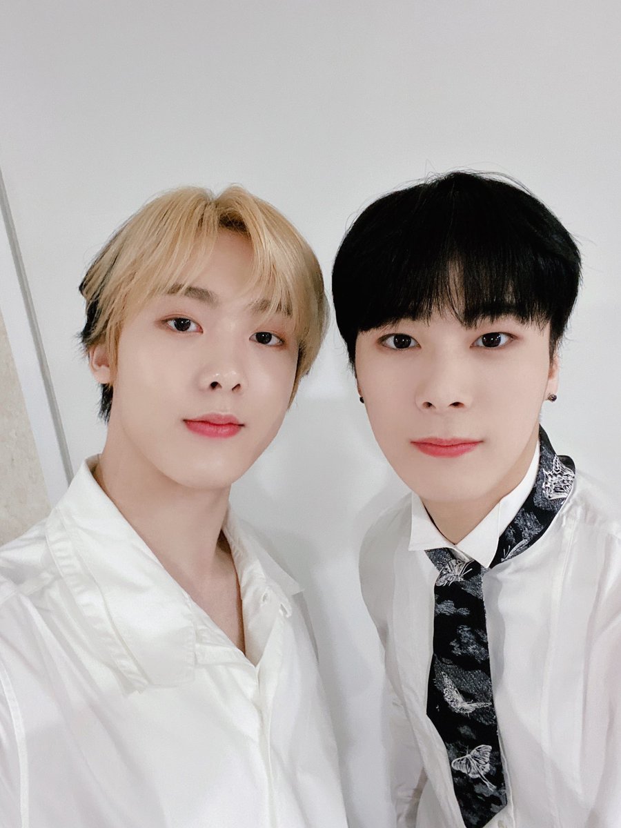 ASTRO_Staff's tweet photo. [#아스트로 #문빈 #윤산하]
🌟200909 MBC M #쇼챔피언 🌟

서울 드라마 어워즈✖쇼챔피언
명곡 OST를 만나볼 수 있었던 시간🎧🎶
다음주 문빈&amp;산하 핫 데뷔 무대 많관부👐💜

#ASTRO #AROHA #아로하 https://t.co/BT1BL0SbwL
