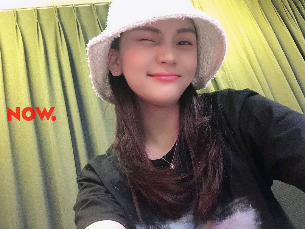 npop_zip's tweet photo. 수요일 #어벤걸스 는 #여자친구 #엄지 데이🤍 오늘은! 누르면 행복이 와르르 #엄지네자판기🎁 함께해요(ᵔᴥᵔ) 엄지가 듣고싶은 노래도 불러주고 &amp; 다정한 말도 해준대요😘 버디! 빨리 여기로 컴온👉🏻 문자 #7117 (정보이용료 100원) #NOW온에어 #10PM #GFRIEND 바로듣기💎https://t.co/J8F58znuon https://t.co/exs10QO5Wb