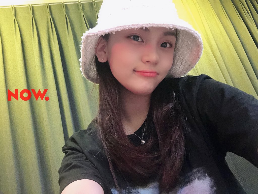 npop_zip's tweet photo. 수요일 #어벤걸스 는 #여자친구 #엄지 데이🤍 오늘은! 누르면 행복이 와르르 #엄지네자판기🎁 함께해요(ᵔᴥᵔ) 엄지가 듣고싶은 노래도 불러주고 &amp; 다정한 말도 해준대요😘 버디! 빨리 여기로 컴온👉🏻 문자 #7117 (정보이용료 100원) #NOW온에어 #10PM #GFRIEND 바로듣기💎https://t.co/J8F58znuon https://t.co/exs10QO5Wb