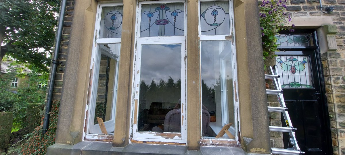 NTorranoHarling's tweet photo. 2nd bay window finished. Lots and lots of preparation needed. Lots of mastic, putty and 2 part filler needed. Finished with 2 coats of @ZinsserUK Covertain.1 coat each of @JohnstonesDC oil u/c and gloss. Looks cracking now after being neglected. What do you think @SEO_Musketeer ? https://t.co/Dz2w70stw6