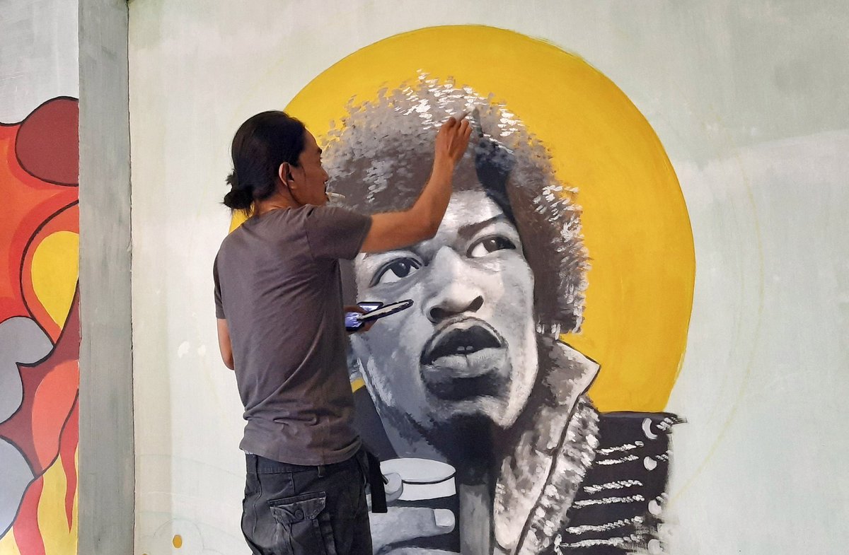 Temenku ini seniman yang sekarang terpaksa balik ke Malang dari Bali karena terdampak covid. Bikin mural segini detail ga sampe sehari udah jadi. Siapa tau ada yang tempatnya pengen digambar atau bahkan pengen bikin lukisan, bisa memakai jasanya.