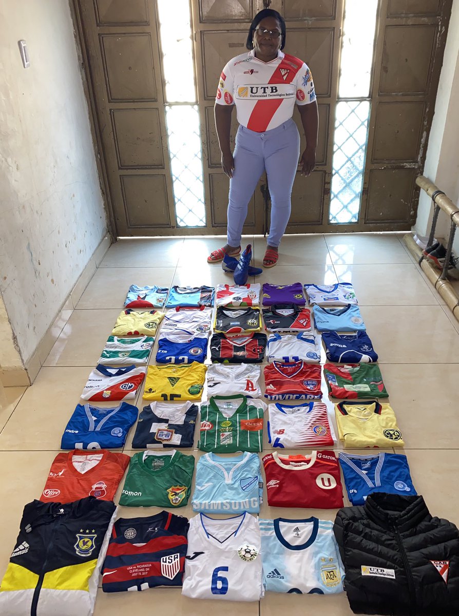 LUISFCOPETE's tweet photo. Acomodando estos lindos recuerdos, cada una tiene una historia 🙏🏿🇨🇴🇳🇮⚽️ y las que faltan. Es que no es la plata es el corazón ❤️😍😍😁😁 https://t.co/laz75fxnXR