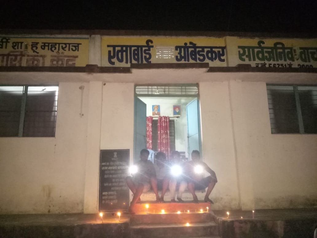 nikleshsatbhay1's tweet photo. #9बजे9मिनट
#StudentsLivesMatters
#stoprivatization
केंद्र सरकार के रोजगार संबंधी गलत नीतियों का हम विरोध करते है। https://t.co/BY1Xjn5Icr