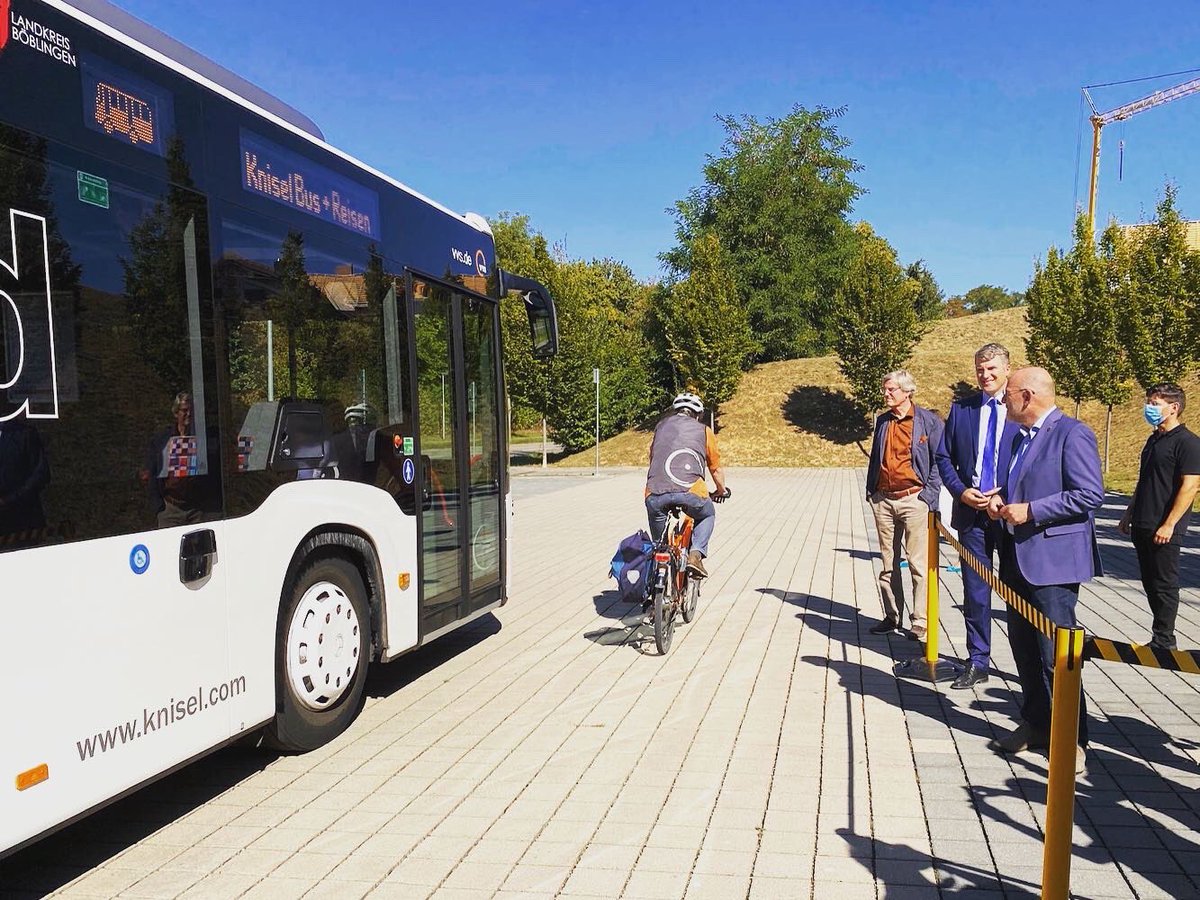 VerkehrBW's tweet photo. Mehr Schutz für den #Rad- und #Fußverkehr: Das Land #BW hat mit einem Versuch zu #LKW-#Abbiegeassistenten 2018 erstmals bundesweit gemeinsam mit dem Verband Spedition und Logistik verschiedene Systeme gefördert und untersucht. https://t.co/yM7Qd9jyyb #verkehrssicherheit #fahrrad https://t.co/T7gbJiTlpf