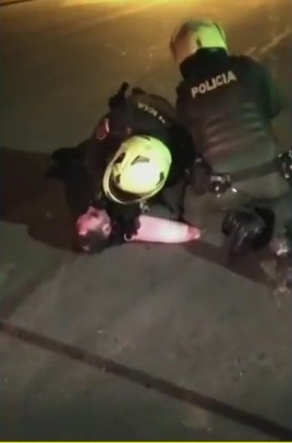 jacksongarciase's tweet photo. #PoliciaCriminal Así celebra Colombia el Día Nacional de los Derechos Humanos. La Policía Nacional mostrando lo que son ¡Asesinos¡ https://t.co/M1omHJBc7x
