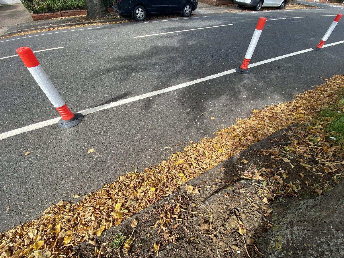I cleared away the leaves to measure 1240mm width, and a kerb of about 120mm height. LTN 01/20 minimum spec is nowhere near met. A nominally 1500mm lane where paint and wands are then all considered part of the width given to cyclists, is miserly and wholly insufficient.