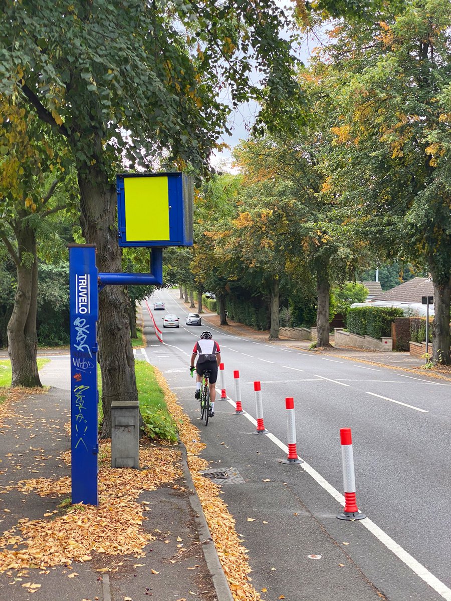 During the time I was there, a member of  @NorthantsSFA rode down the hill. He clocked 26mph on an old post office bike. I used the service road to estimate the pace of another utility cyclist aged about 60, at about 23mph. Cyclists are barely slower than cars are supposed to be.