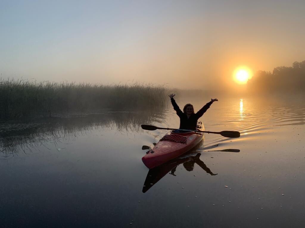 Kijktip zondagavond 13 september 19.45 uur I Giethoorn en kanoparadijs <a href="/WeerribbenWiede/">Weerribben-Wieden</a> zijn het decor in de volgende uitzending van ‘3 op Reis Dichtbij’ waar MarketingOost een rol in heeft gespeeld. Nienke de la Rive Box is in Giethoorn en Weerribben. 📸crew @3opreis