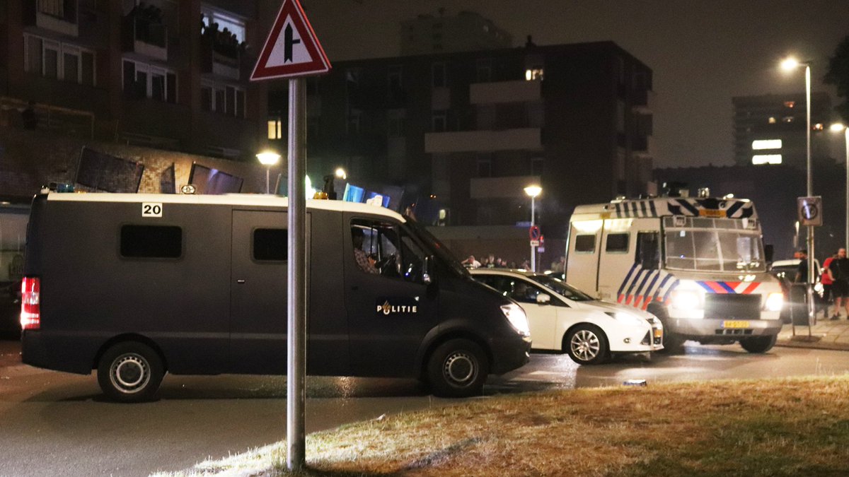 De politie zoekt nog 8 relschoppers uit Utrecht-Kanaleneiland.