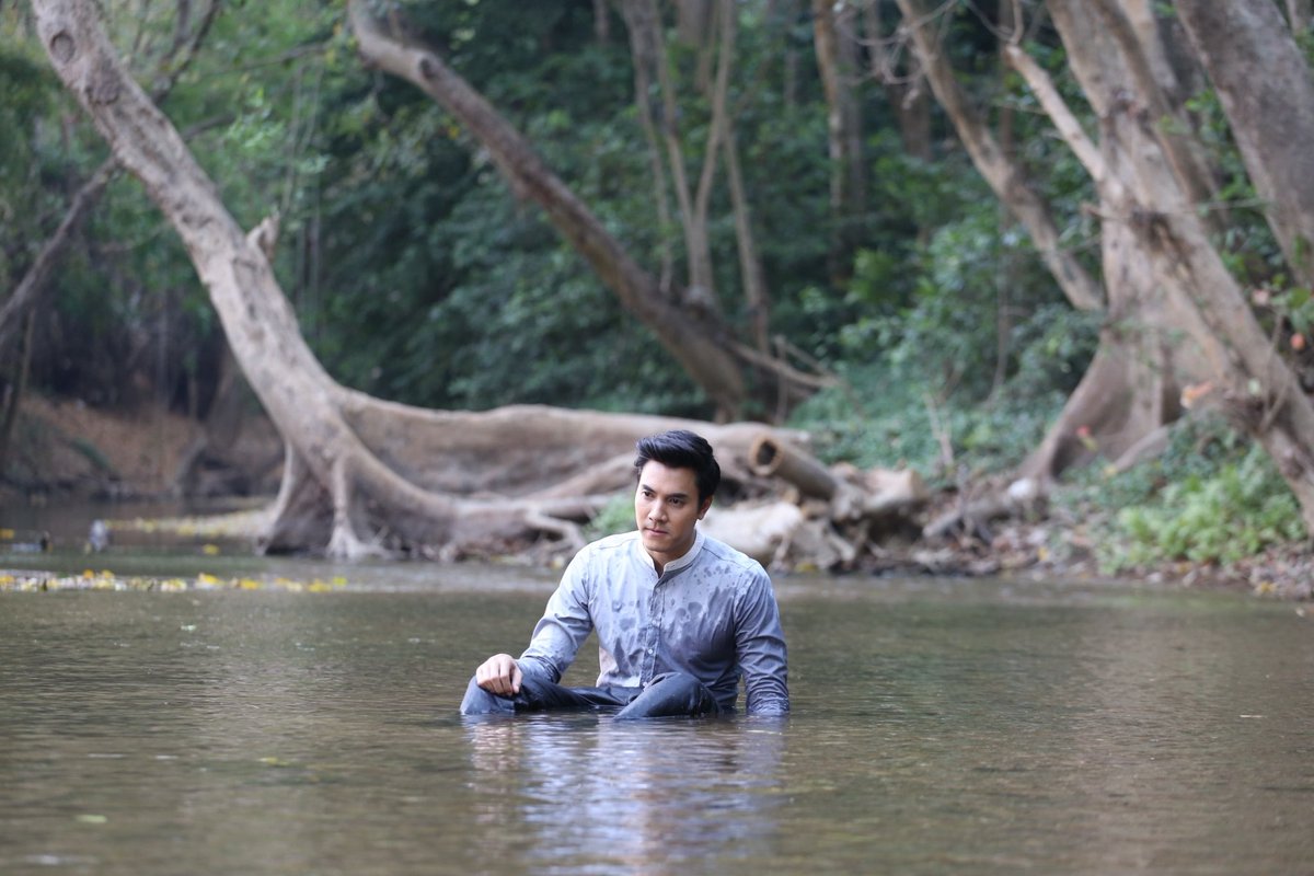 mai_warit's tweet photo. ซีนนี้ในบทเขียนว่าดิศเดินมาริมน้ำแล้วก็พูดไดอาล็อก แต่พอถึงเวลาถ่าย ผกก. บอกให้ดิศโวยวายทุบน้ำ อยากเห็นน้ำกระจาย ก็เลยออกมาอย่างที่เห็นครับ
พอเล่นซีนนี้เสร็จผมบอกเลยผมรู้สึกเจ็บปวดมากก...
......
.....
....
...
..
ที่ไม่ได้เอากางเกงในสำรองมา
#เมียอาชีพep17 https://t.co/orQ9kVhAmd