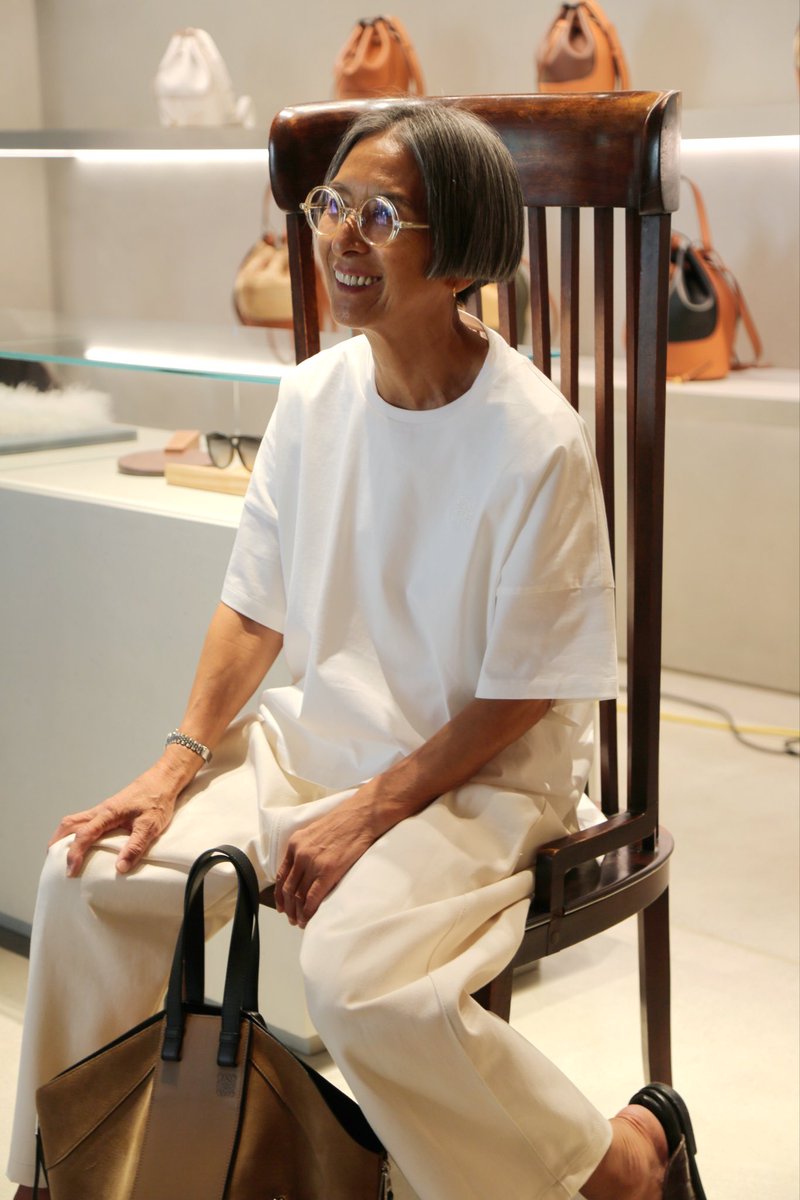 로에베 신제품보다 스타일리스트 키타무라 미치코의 아우라에 더 시선이 간다. 수많은 영화 의상도 담당했는데 처음 충격적이었던 건 영화 <쌍생아>...