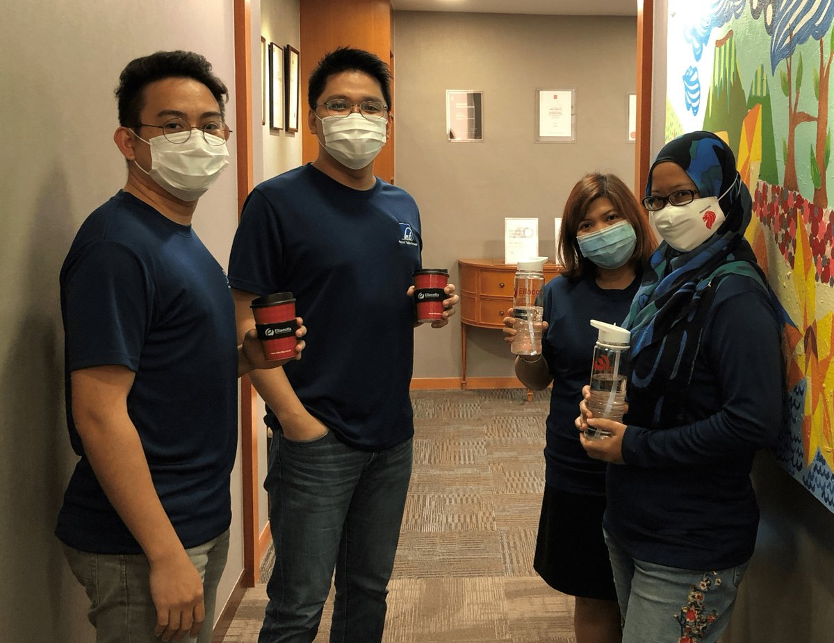 Ellacotts's tweet photo. We are continuing our Virtual #EllacottsSummerWorldTour and have passed through #Singapore 🇸🇬 🌏

Take a look at our @IAPAIntl contacts @helmitalibco with our merch in their office and at the famous @marinabaysands hotel 👋😍

Follow our journey here 👉https://t.co/UjQE5wvU0u https://t.co/8UpICubiFn