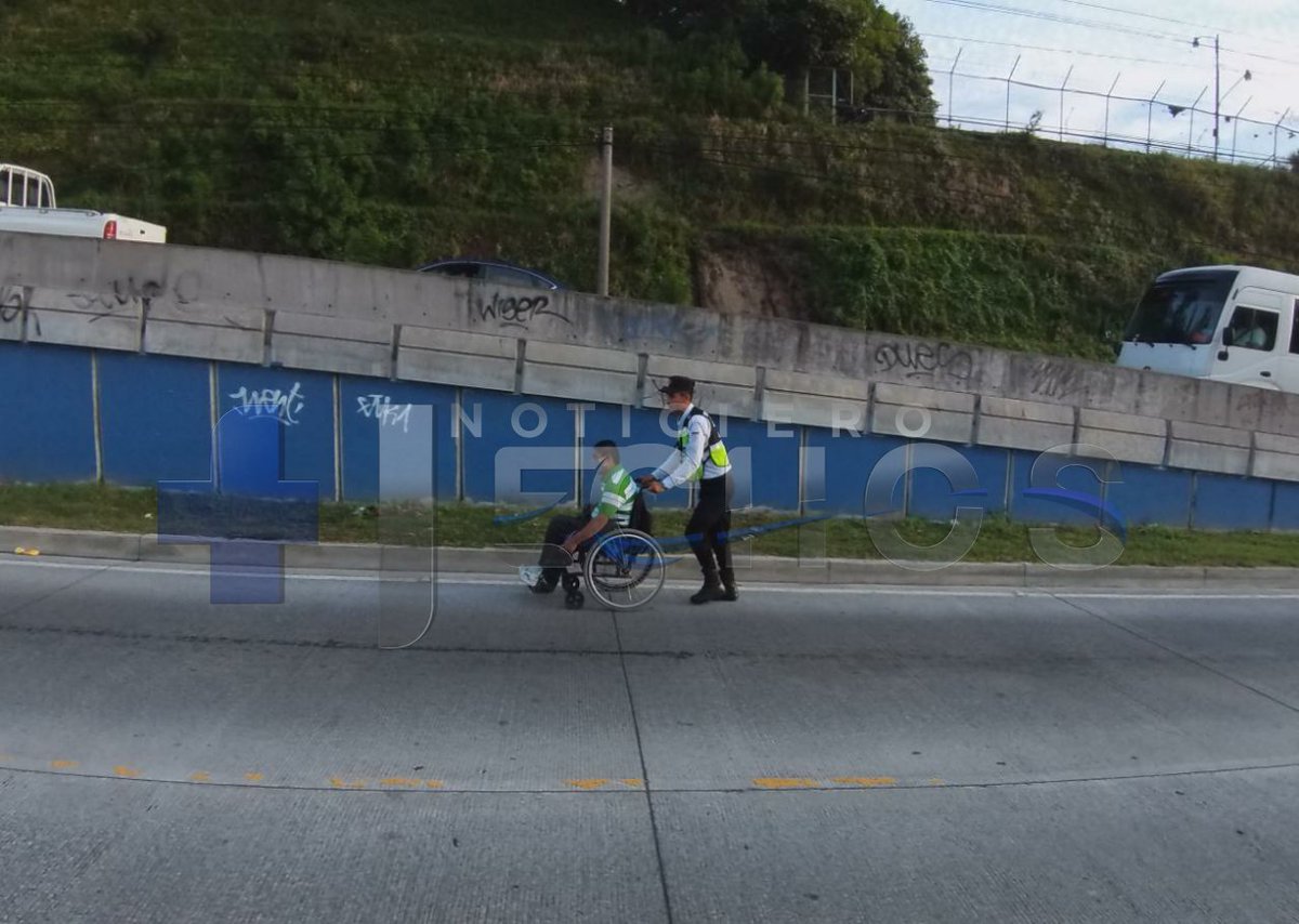 NoticieroHechos's tweet photo. Un gestor de tráfico del @VMTElSalvador ayuda a un señor que se desplaza  en su silla de ruedas sobre el bulevar del Ejército 👏👏 https://t.co/Ie5lwtFwMM