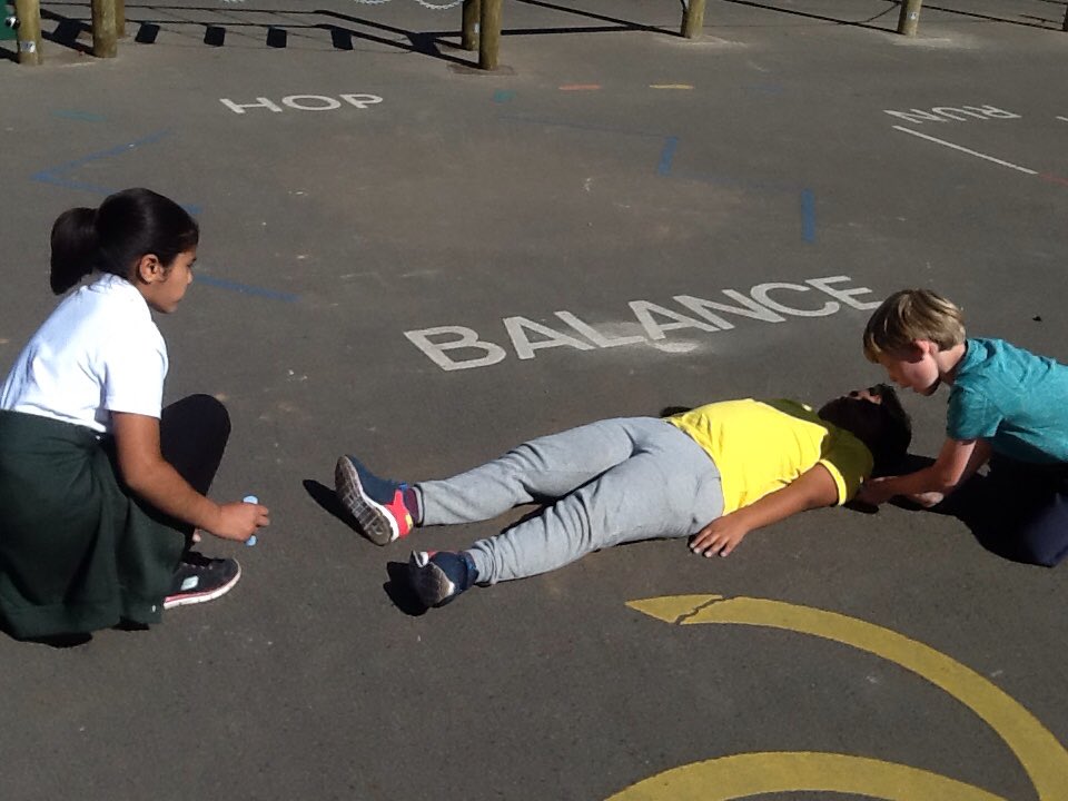 GladstonePSCar1's tweet photo. Drawing around our friends and writing down what makes them special! #year3 #outdoorlearning #perfectfriend https://t.co/pqYArsL31P