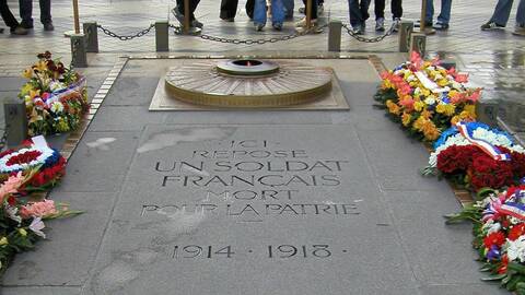 [THREAD] Vous avez déjà tous entendu parler du Soldat Inconnu, dont la tombe se trouve sous l'Arc de Triomphe ; mais saviez-vous qu'il a existé un Soldat inconnu vivant suite à la guerre 14-18? Voici son histoire : (Attention thread pas hyper rigolo)