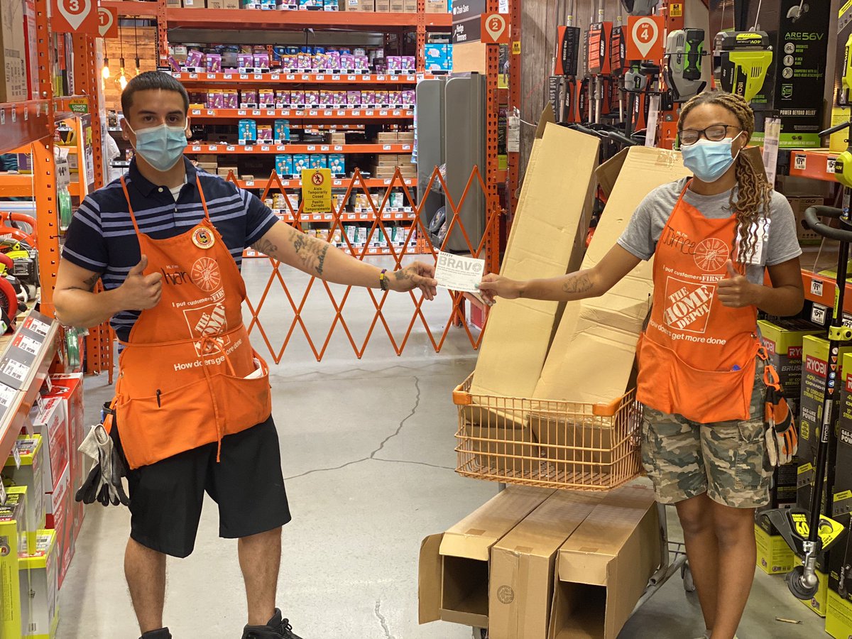Recognizing JURNEE for working safe while packing down the aisle! Way to go! <a href="/ldoneal42/">Larry D ONeal</a> @zach_tithof <a href="/JamesKimTHD/">James Kim</a> @BrandonByrdTHD