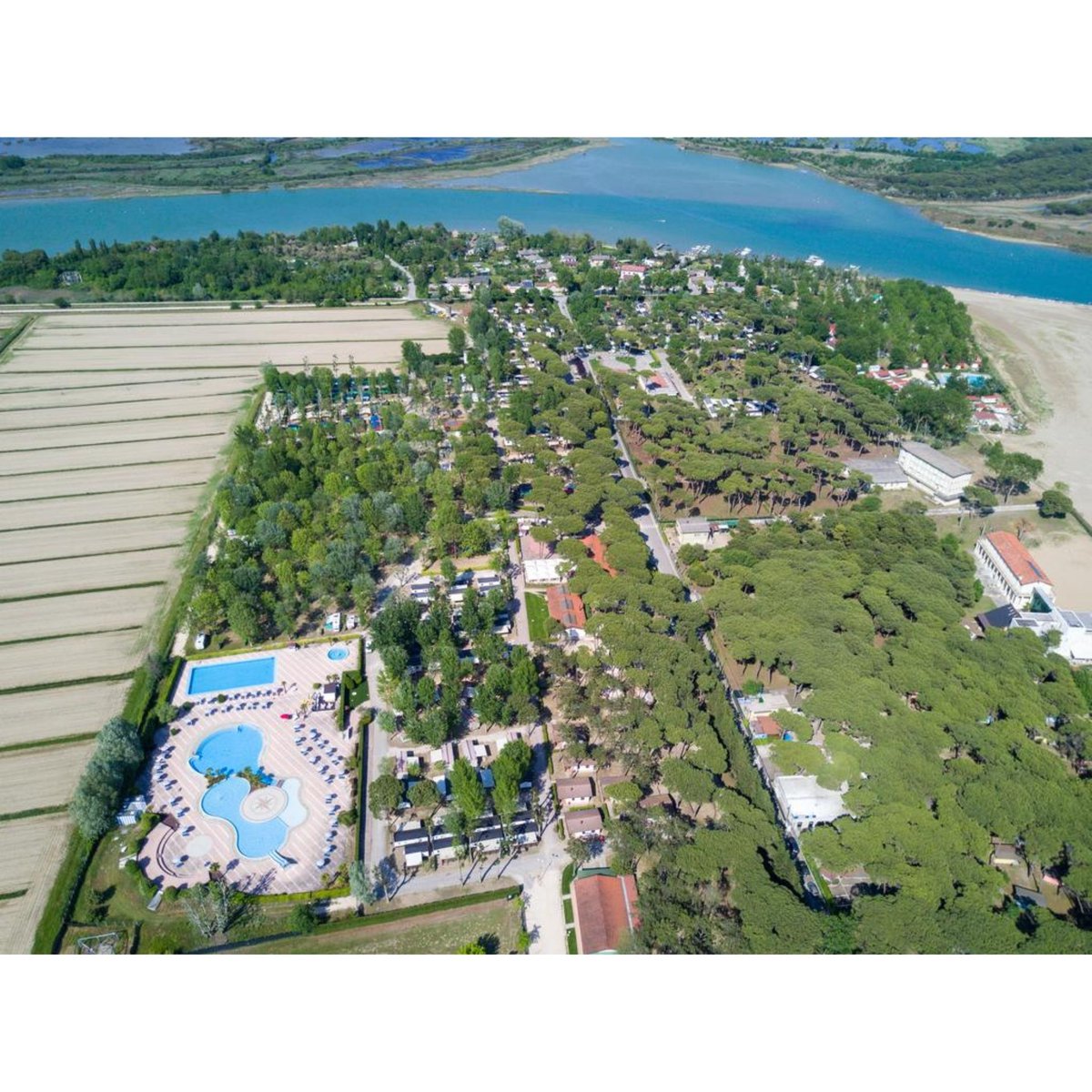 A ridosso della splendida Laguna di Caorle, tra il forte profumo della spiaggia assolata e l'ombra fresca della pineta, a pochi minuti dal suo pittoresco centro storico,  sorge il Camping Laguna Village, per accogliervi in una vacanza di pace e di relax. 
ow.ly/x42f50BkepS