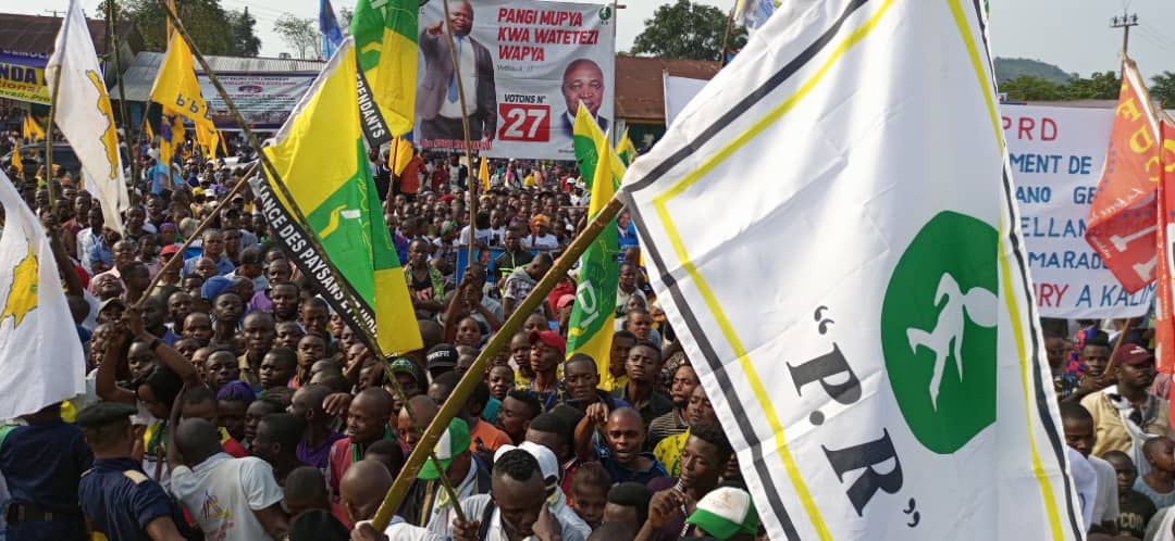 LiguePprd's tweet photo. Emmanuel Ramazani Shadary : Entrée triomphale dans la cité minière de Kalima, territoire de pangi ( 105 km de Kindu) , province du Maniema @JeanineMabunda @MLMwange @india58985328 @pengejacquelin1 @fanclublouisdor @MukinaAlfred @rachidi_minana https://t.co/pNO3f9T13T