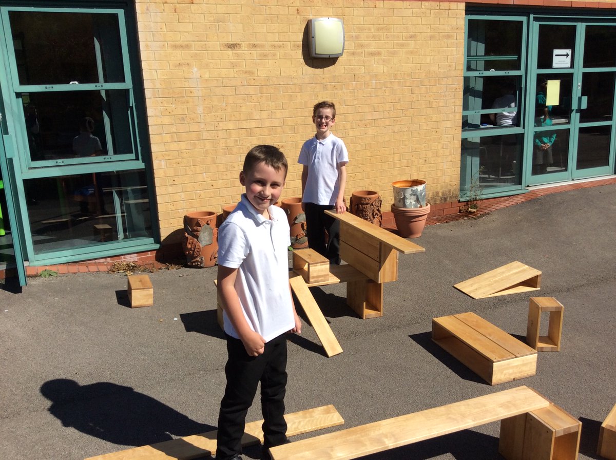 ALCRRYear3_4's tweet photo. Year 3/4 are busy using block play to create an imaginary world. https://t.co/PT1FeS2gIJ