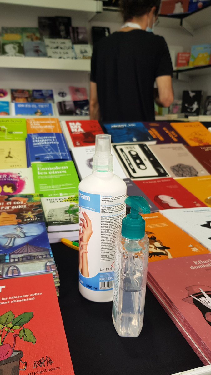 pol_lenedicions's tweet photo. Des d'AVUI i fins 13/9 veniu a veure'ns a @LaSetmana 38a Muntatge cooperatiu entre @pol_lenedicions i @ed_tremendes Ben a prop, @Comanegra #Presencialitat #lletres #llibres #culturaEnresistència 👓📚📖😍 https://t.co/Dgzy6c7N6Z