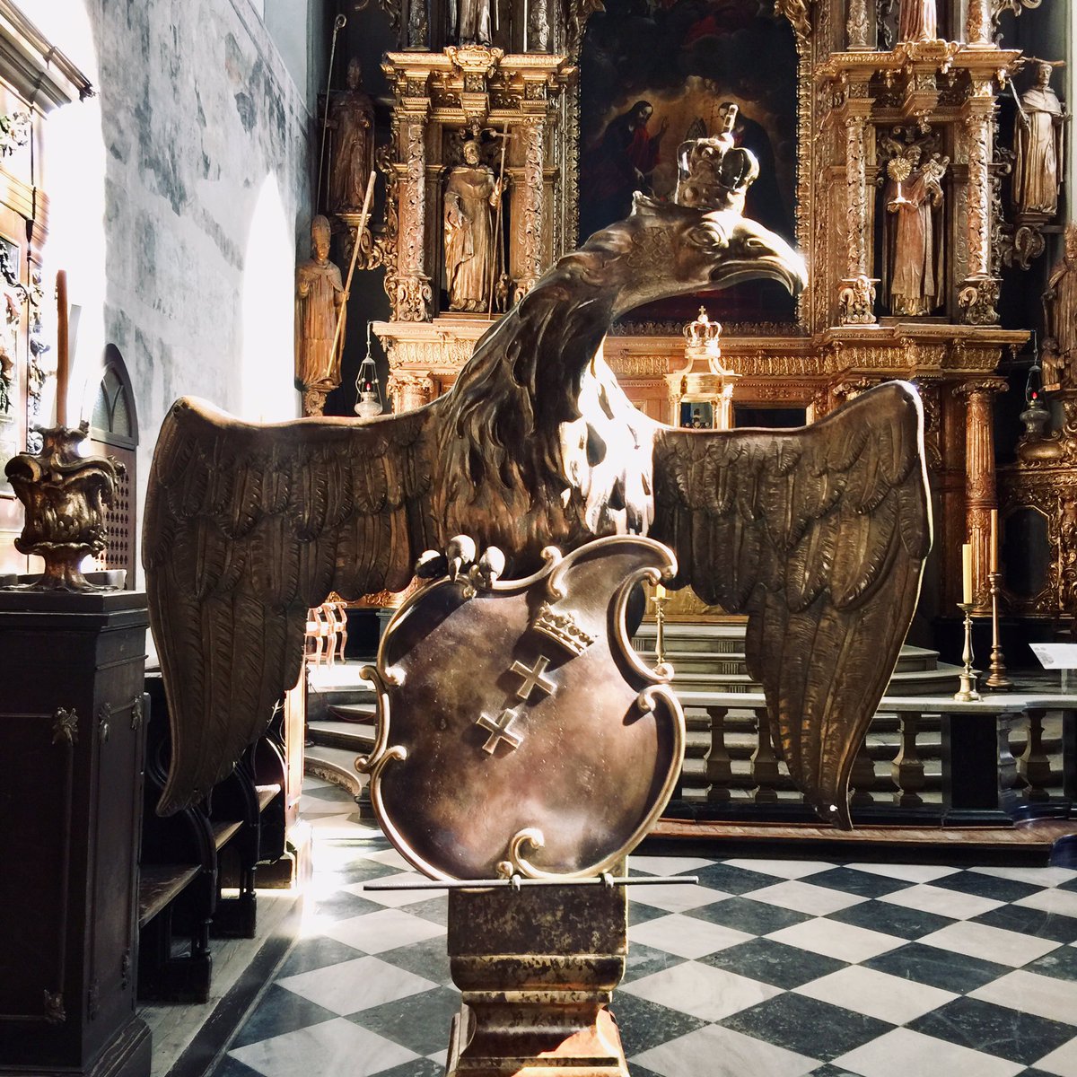 M_Osek's tweet photo. Pamiątka elekcyjna Króla S.A.Poniatowskiego,czyli pulpit mszalny z przedstawieniem stanisławowskiego orła w koronie z 1764r., po ok.70 latach „wylądowała” na swoim miejscu. Dziękujemy @giwkpl za sfinansowanie prac konserwatorskich. @Dominikaniepl https://t.co/PNCfjOEJjX