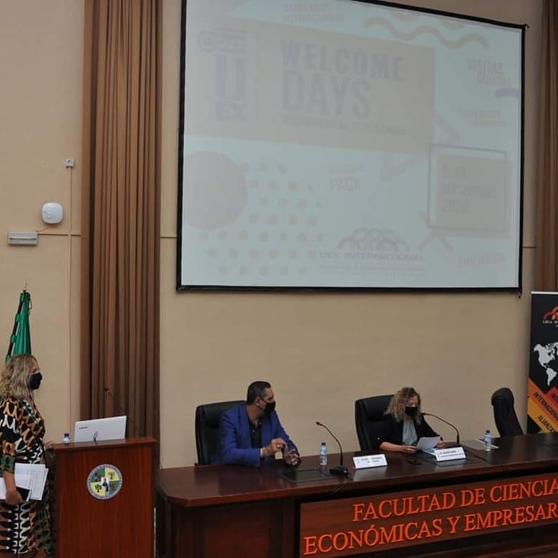 UExStudyAbroad's tweet photo. Hoy hemos dado la bienvenida a 117 estudiantes internacionales que han venido a la UEx para estudiar este curso. ¡Muchas gracias por habernos elegido!😉👏👏  Estamos seguros de que disfrutaréis de una experiencia enriquecedora e inolvidable en la UEx ✨😊
UEx, Open &amp; Safe for you https://t.co/1tHA96FPRN
