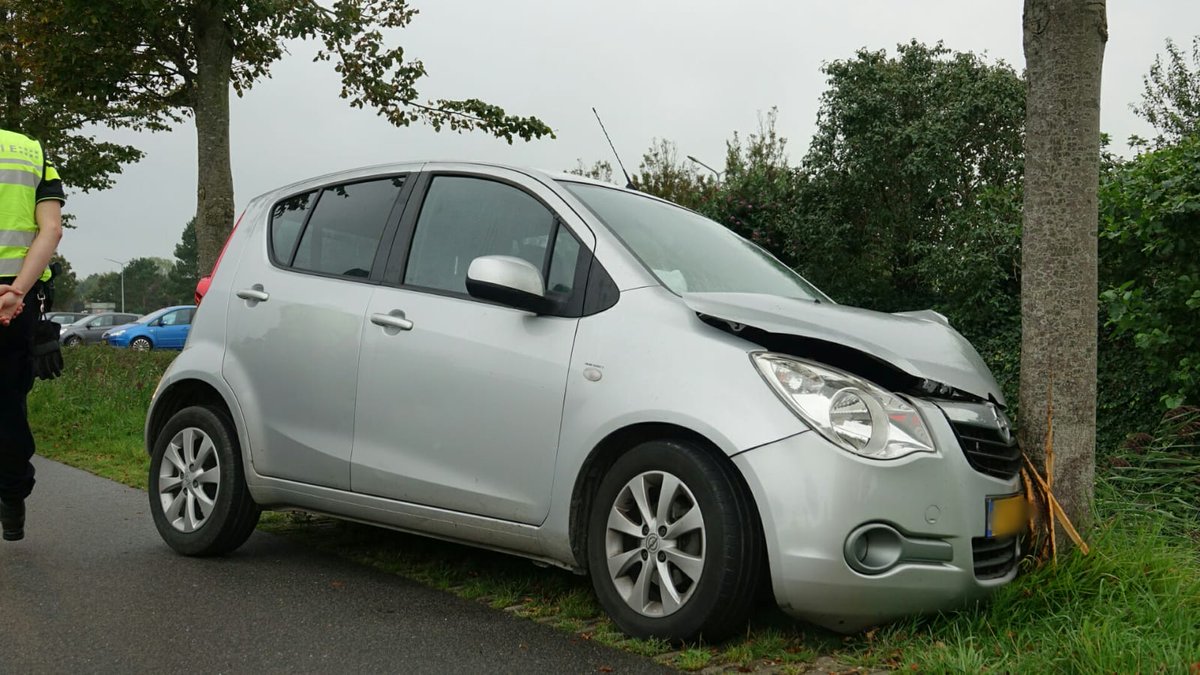 Lees alles over: Gewonden bij ongeval Hoogwoud, auto rijdt frontaal tegen boom op WF Nieuws | #auto #boom #gewonden #hoogwoud #ongeval..