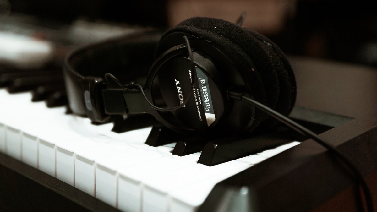HaceTuMusica's tweet photo. Esa famosa pregunta de ¿ qué auriculares me recomendás para mezcla y/o monitoreo ? 

Sony MDR 7506 😍
Son un clásico https://t.co/l780fRmk6j