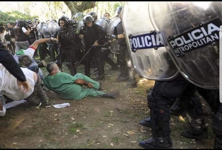 alinopampa's tweet photo. ¿Se acuerdan cuando el personal de la salud pidió un aumento salarial el 25 de marzo?
Nada eso
#PoliciaBonarense https://t.co/WqCMRqL31F