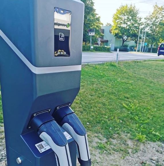 REVOLUTION_E_de's tweet photo. Elektro Erler &amp; Fellner in Bayern freut sich über ihre Ladestation &amp; wir freuen uns mit! Sieht wirklich klasse aus 👏 https://t.co/SvJOIDA377