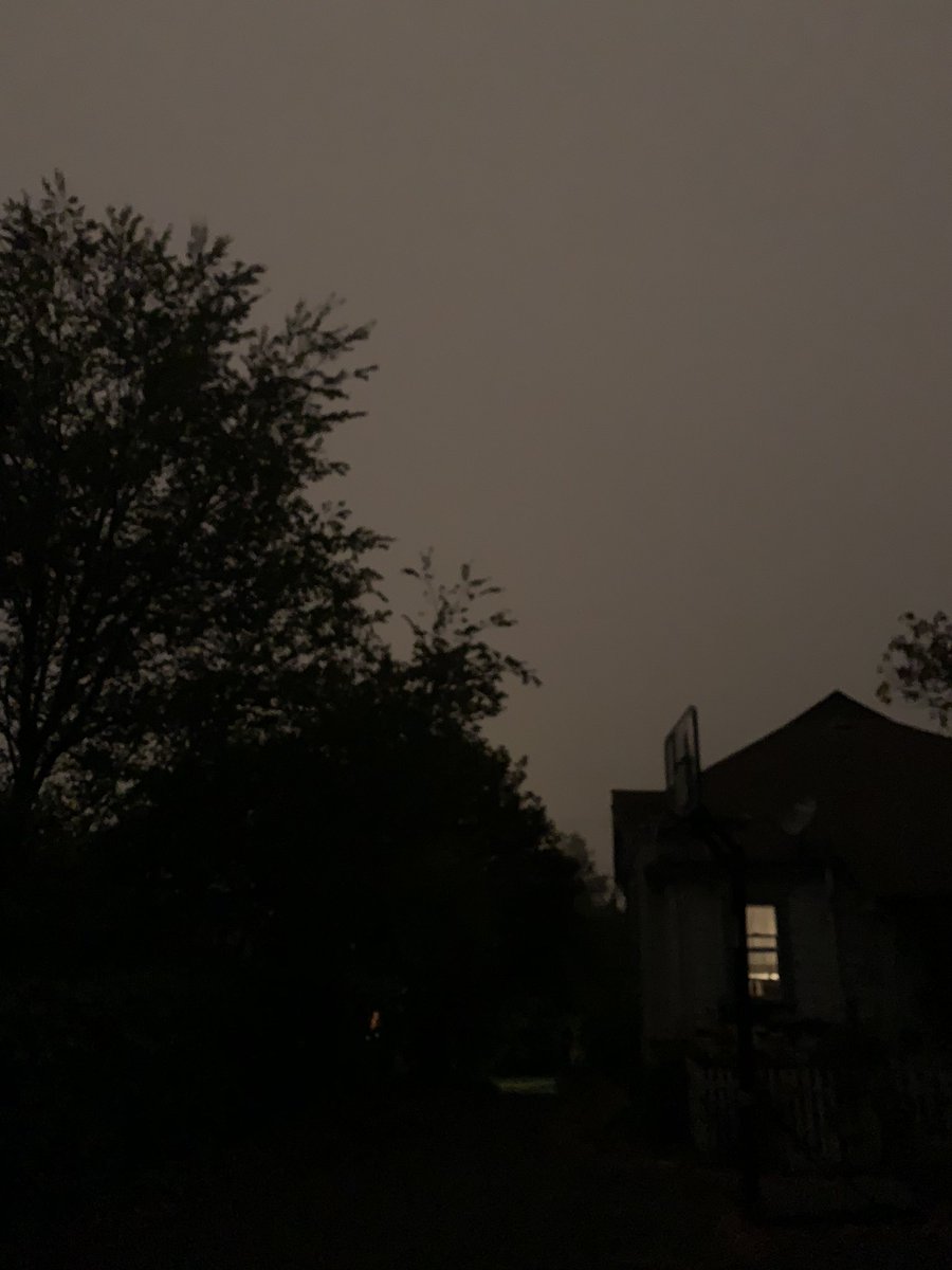 Jason_Sadowski's tweet photo. Smoke blots out the sun in Sonoma County. Photos from 6:40AM and 7:00AM
#wildfires https://t.co/npHFurRcgN