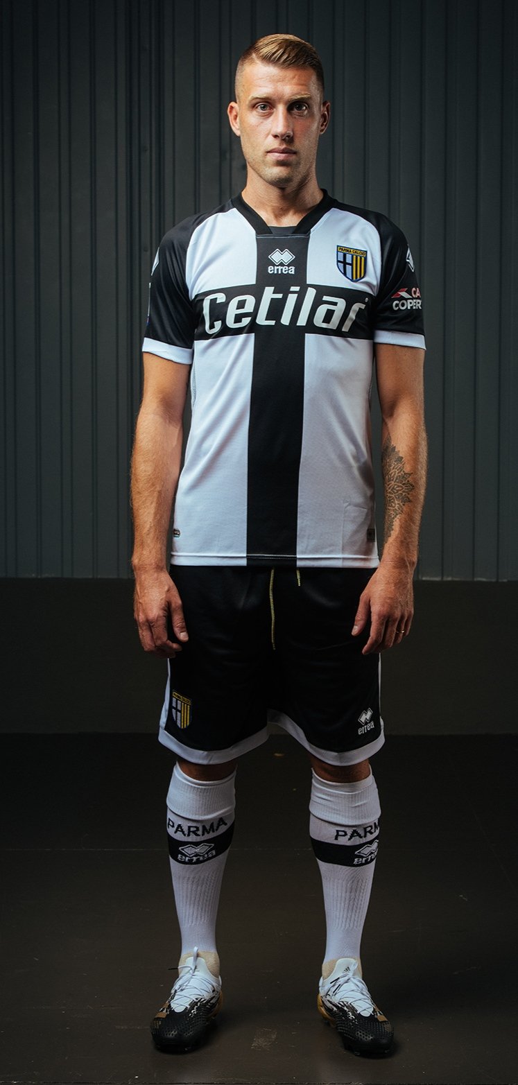 Football Italia on Twitter: "Parma have unveiled their 2020-21 home kit with black sleeves and a antiviral fabric to 'protect against bacteria and viruses.' https://t.co/43EFsUWGJW #Parma #Calcio #SerieA #Errea @