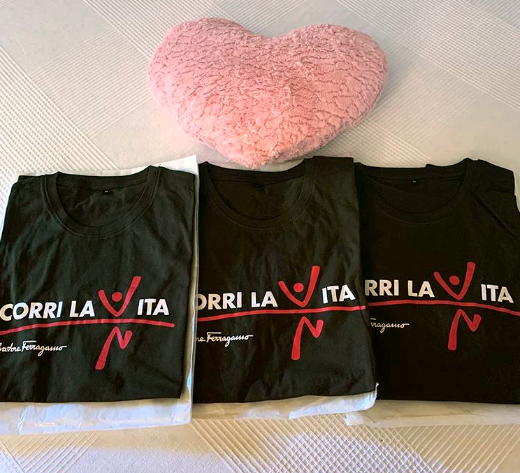 Corrilavita's tweet photo. A #Firenze ci sono 11 punti di distribuzione dove potete ritirare la maglietta 2020 di #CORRILAVITA firmata @Ferragamo fino al 24/9! Se non siete fiorentini ordinatela online entro il 20/9 e ricevetela gratis grazie a @BrtCorriere #FermoPoint @boxtoscana https://t.co/UxI4071YA7 https://t.co/XMj0APFFZE