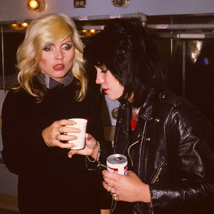 TimeinMusic's tweet photo. Debbie Harry and Joan Jett photographed by Chris Stein, 1977. https://t.co/yNBnlUgkgQ