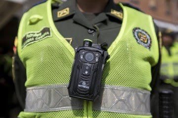 QuinteroCalle's tweet photo. El uso de la fuerza debe ser proporcional y estar vigilado. En Medellín compramos 1644 cámaras de cuerpo para uniformados que permite monitorear sus acciones desde la secretaria de seguridad. En Noviembre seremos el Piloto Nacional de un nuevo modelo de vigilancia más humana. https://t.co/xuipahPkbC