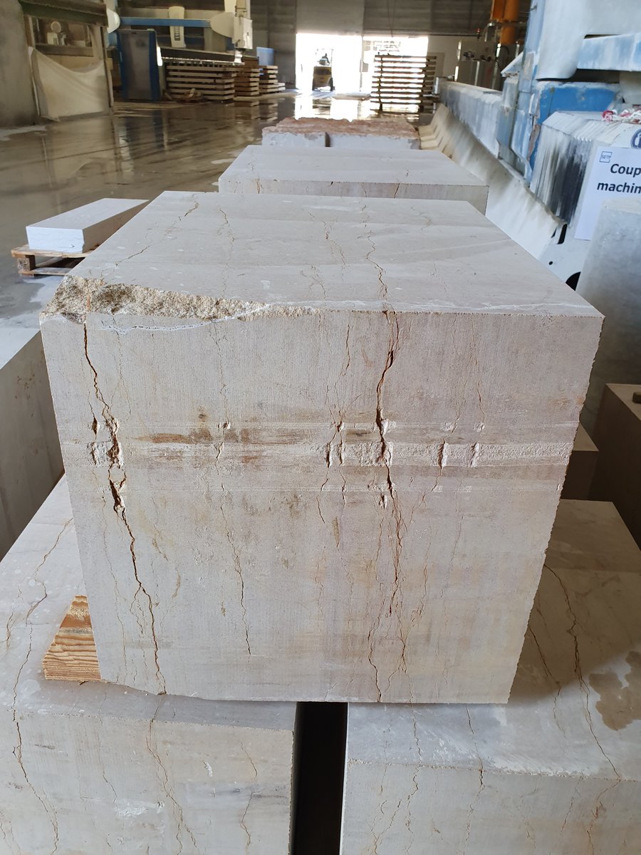 fresharchis's tweet photo. [VISITE] Le travail de l'architectre se mêle aussi avec celui de l'ingénieur par la connaissance des matériaux. Nous visitions à ce titre une carrière de Comblanchien dans la commune éponyme située en Côte d'Or. #materiaux #materiau #pierre #comblanchien #cotedor #architecture https://t.co/i9hSKXEtcz