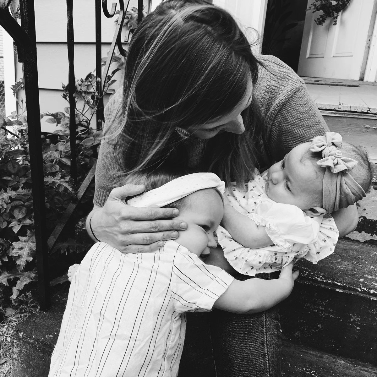 I woke up this morning ready to talk about something that is rarely or never talked about in newsrooms.Postpartum mental health.A thread.