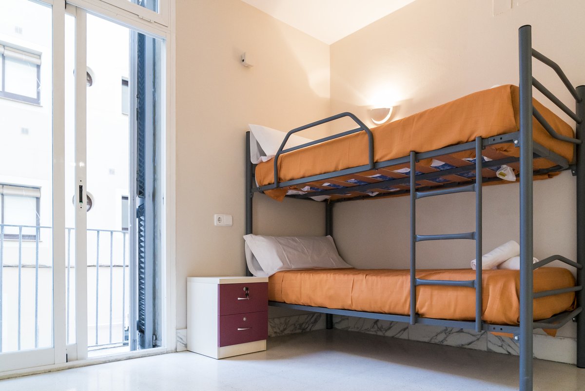  Els dispositius d'allotjaments d'emergència es mantindran oberts sense data prevista de tancament.  Es treballa per consolidar com a estables més enllà de la pandèmia els tres equipaments per a dones, persones amb addiccions i joves.  https://www.barcelona.cat/infobarcelona/ca/els-dispositius-dallotjament-demergencia-atenen-mes-de-mil-tres-centes-persones-durant-la-pandemia_982714.html