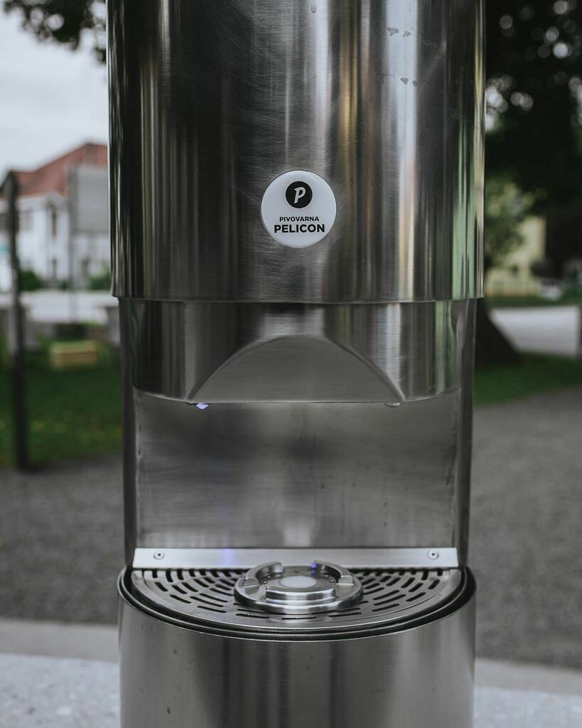pivovarna's tweet photo. Black Aurora je te dni v dobri družbi v Žalcu, priklopljena na Fontano piv Zeleno zlato. 💚 Pohitite, da je ne zamudite!
#Pelicon #craftbeer #craftnotcrap #nocrapontap #beer #slovenianbeer #pivovarnapelicon #peliconbrewery #ajdovscina #slovenia #ifee… https://t.co/Luu3CQxEMa https://t.co/BkkV9RihkQ