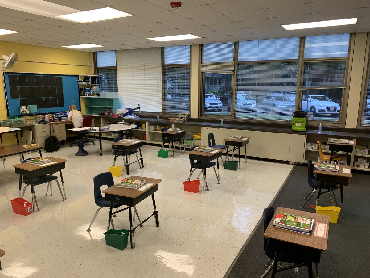 KariCremascoli's tweet photo. Successful start to the 2nd day of the 2nd week of school... hurray!     In-person and remote - we’re off to a great start to our day @Wilmette39 ! https://t.co/zn3HhlHdjz