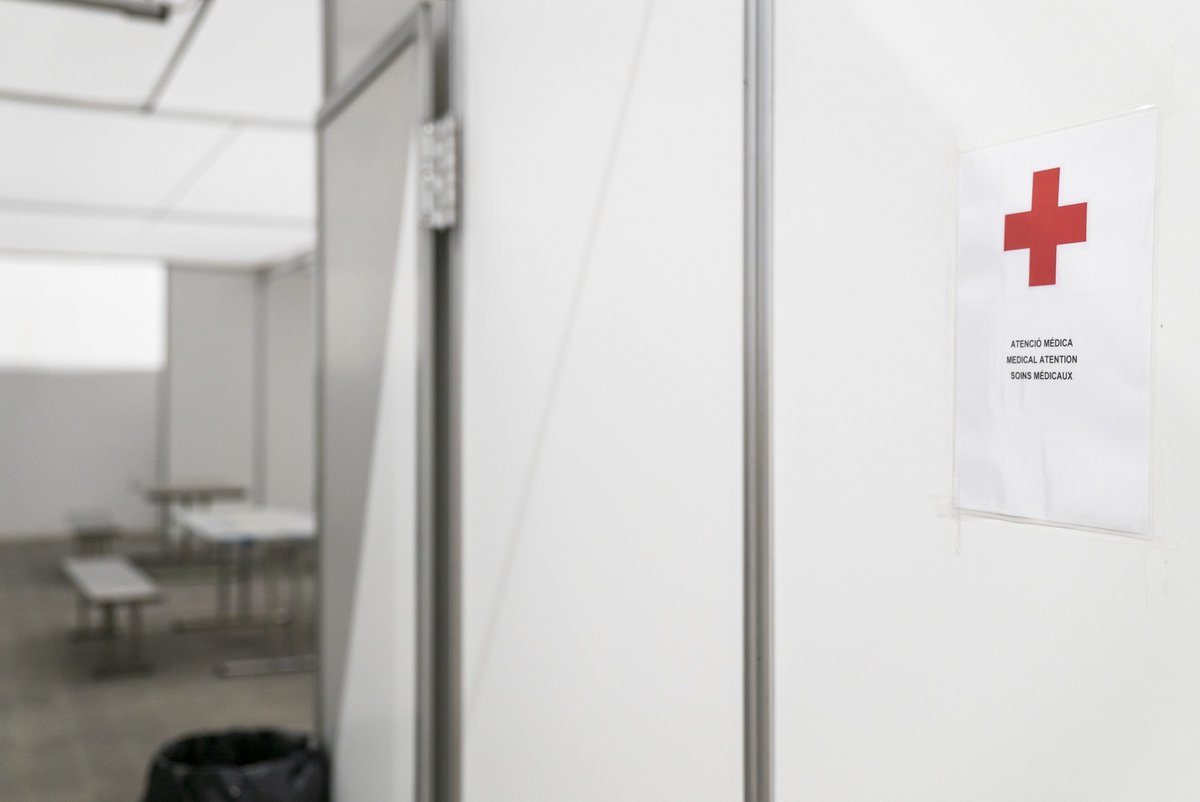 Des d'un primer moment es va posar en marxa un centre d’aïllament temporal de 30 places gestionat per  @SJD_SS_Bcn.Al maig es va crear un Hotel Salut, on s'han atès 78 persones provinents també dels centres residencials del Programa municipal d’atenció a persones sensellar.