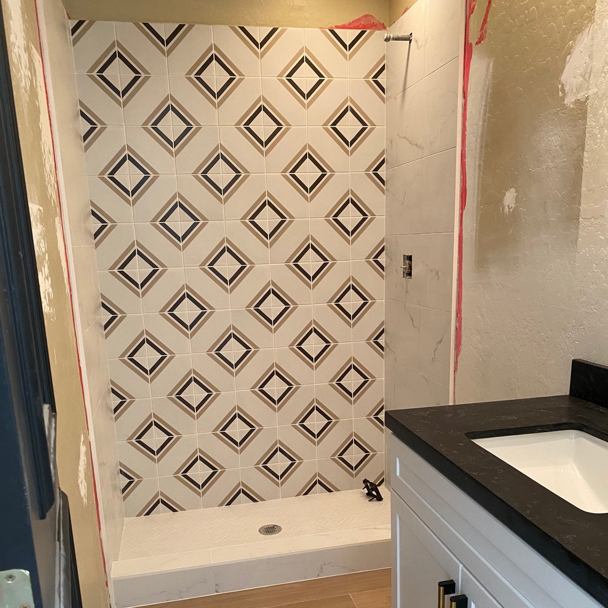 How about that shower wall tile! 🙌🙌

.
.
.
#topcomp #azrealestate #topdollar #sellformore #phoenixrealestate #scottsdalerealestate #renovations #updatetosell #renovatetosell