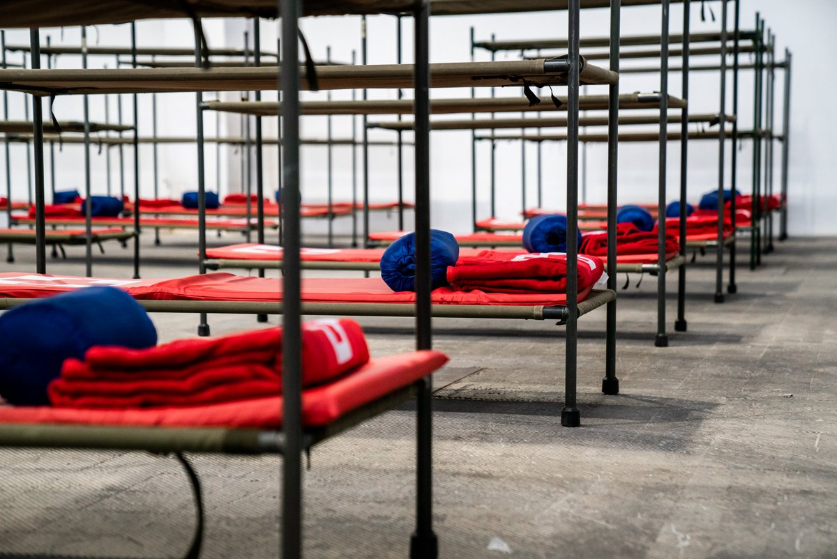 El 84% de les persones havien tingut feina, però només el 59%, contracte laboral.El 78% no tenia cap ingrés i prop del 50% té dificultats per inserir-se al mercat laboral: el 33% està en situació irregular i  el 16,3% té permís de residència però no de treball.