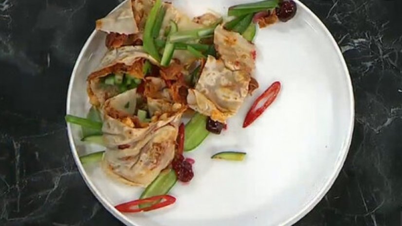 Yalnızca dış görünüşle ilgilenen görünüş ve gösteriş meraklısı psikopatlik bu.Normal davranislari olan bi insan ilk yapılan yemeğe sonrasında da yapan kişinin emeğine saygı gosterir.Ayrıca yanındaki şefler tadım yapmak istiyorlardı belkide ama onlara sormadı bile.
 #MehmetSef