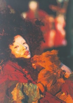 로에베 신제품보다 스타일리스트 키타무라 미치코의 아우라에 더 시선이 간다. 수많은 영화 의상도 담당했는데 처음 충격적이었던 건 영화 <쌍생아>...