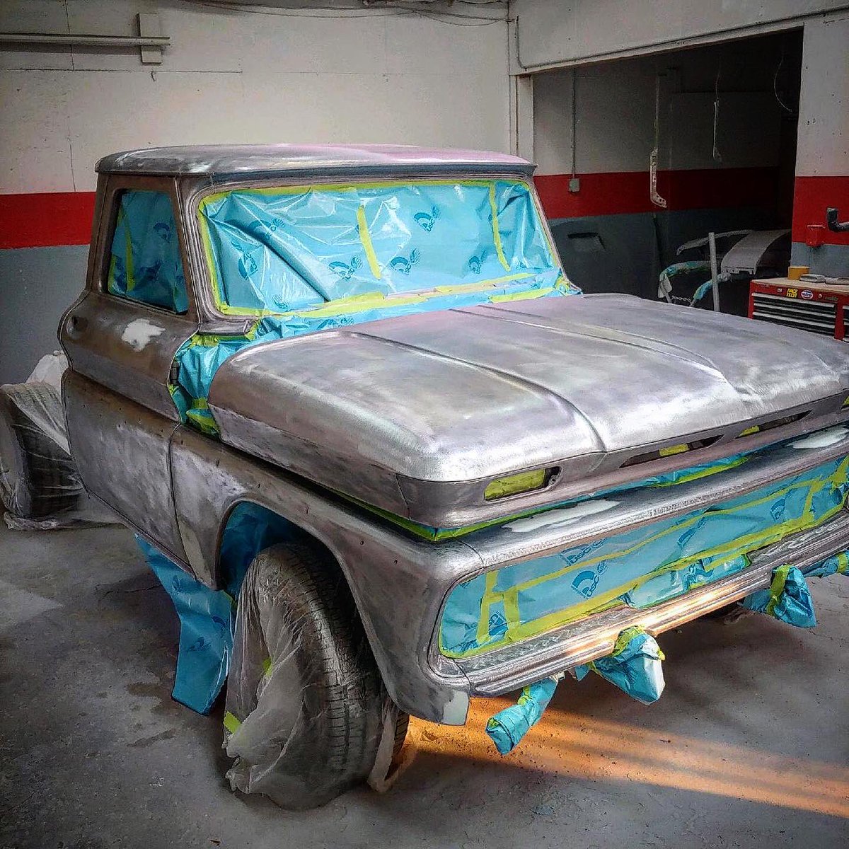 PrescottHotRods's tweet photo. The ‘65 C10 is now in primer!
.
#Chevy #Chevrolet #Bowtie #C10 #classicpickup #vintagepickup #lsswap #autobodyandpaint #primer #sandableprimer #pink #autorestoration #hotrods #hotrod #americanmuscle #trucksofinstagram https://t.co/NUGLq2hJzv