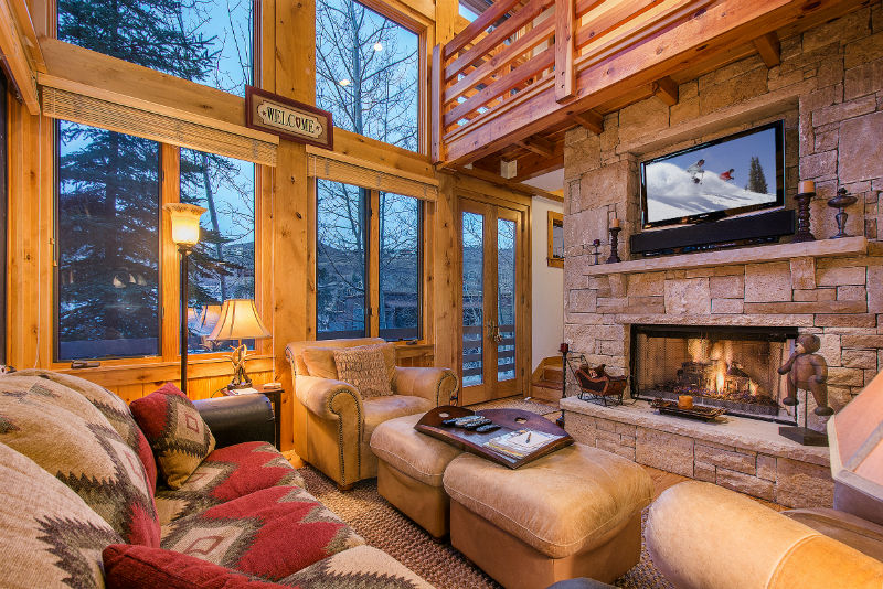 ASRLodging's tweet image. #Cabinfever alert 🚨 This gorgeous living room at Portico Townhome gives us major #autumnvibes 🍂 You'll love cuddling up by the stone fireplace with a mug of cider ☕ 
•
•
#onlyinutah #parkcity #ILoveParkCity #DreamVacation #ExploreUtah #MountainHomes #RentalProperties