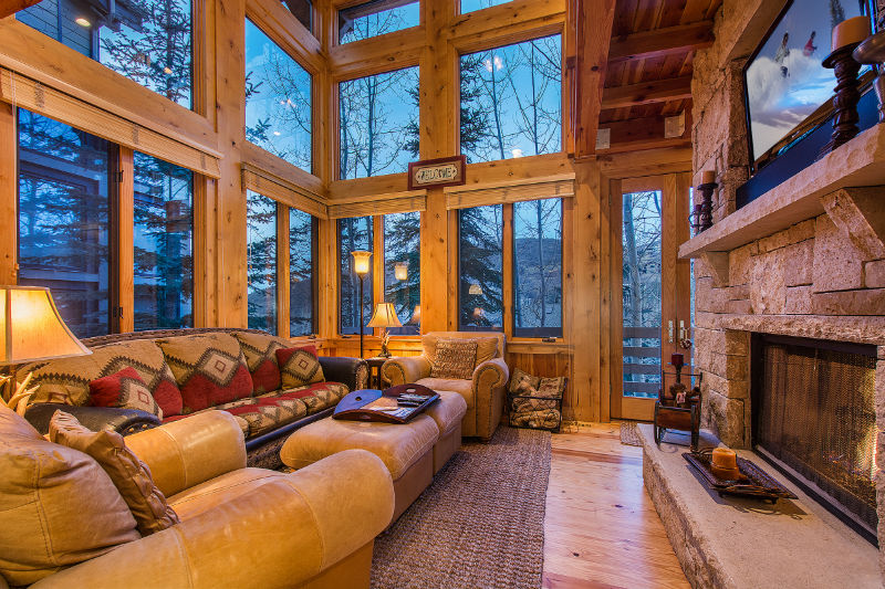 ASRLodging's tweet image. #Cabinfever alert 🚨 This gorgeous living room at Portico Townhome gives us major #autumnvibes 🍂 You'll love cuddling up by the stone fireplace with a mug of cider ☕ 
•
•
#onlyinutah #parkcity #ILoveParkCity #DreamVacation #ExploreUtah #MountainHomes #RentalProperties