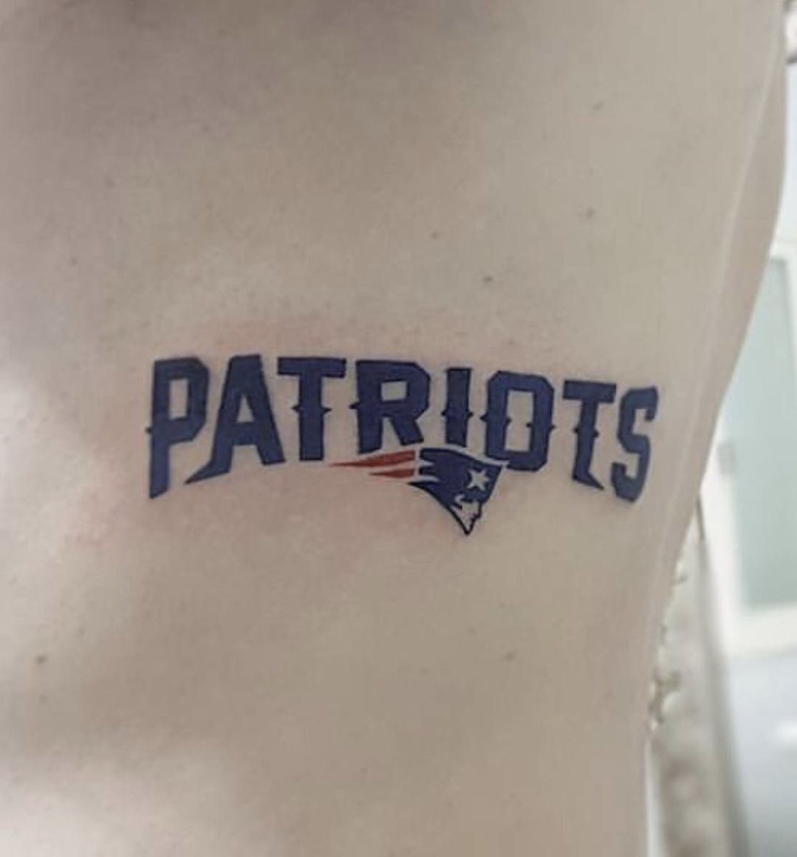BlogDoYourJob's tweet photo. Fiz após o Super Bowl 51. Promessa é dívida. Já está perdendo cor, tenho que retocar. Farei após essa temporada e espero que o faça feliz, porque de dor já basta ela ser na costela 😖 (Meio tortinha por causa do meu braço levantado 😬)
#GoPats #DoYourJob #OnTo2020 https://t.co/OAYBdEEp2X